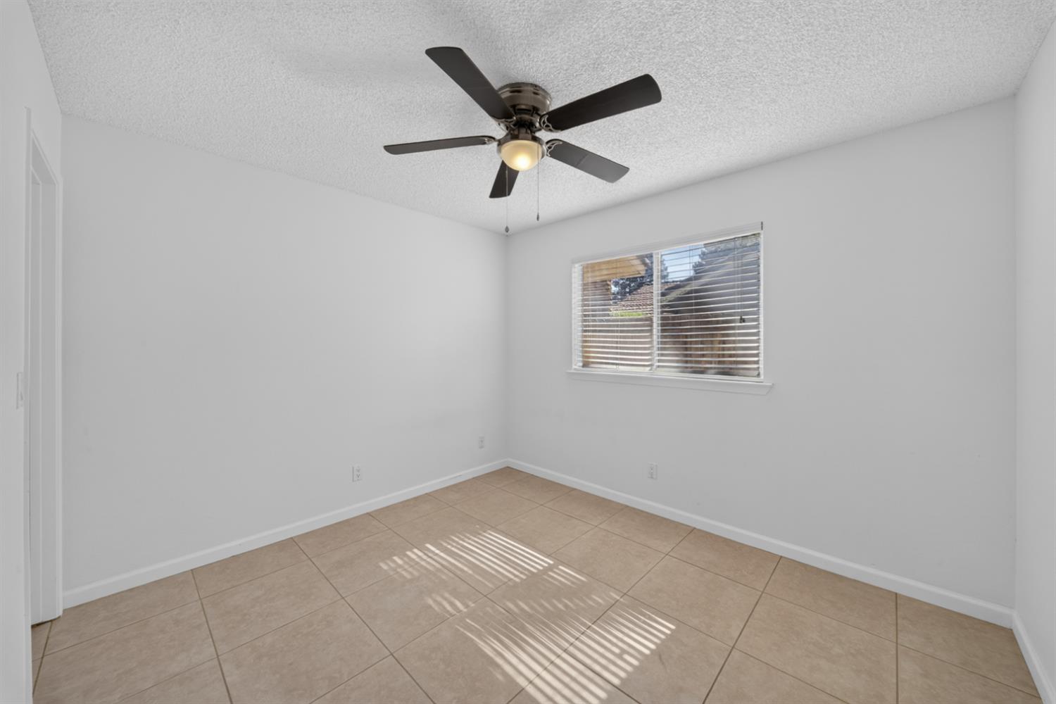 1813 E Shea Dr, Fresno, CA 93720