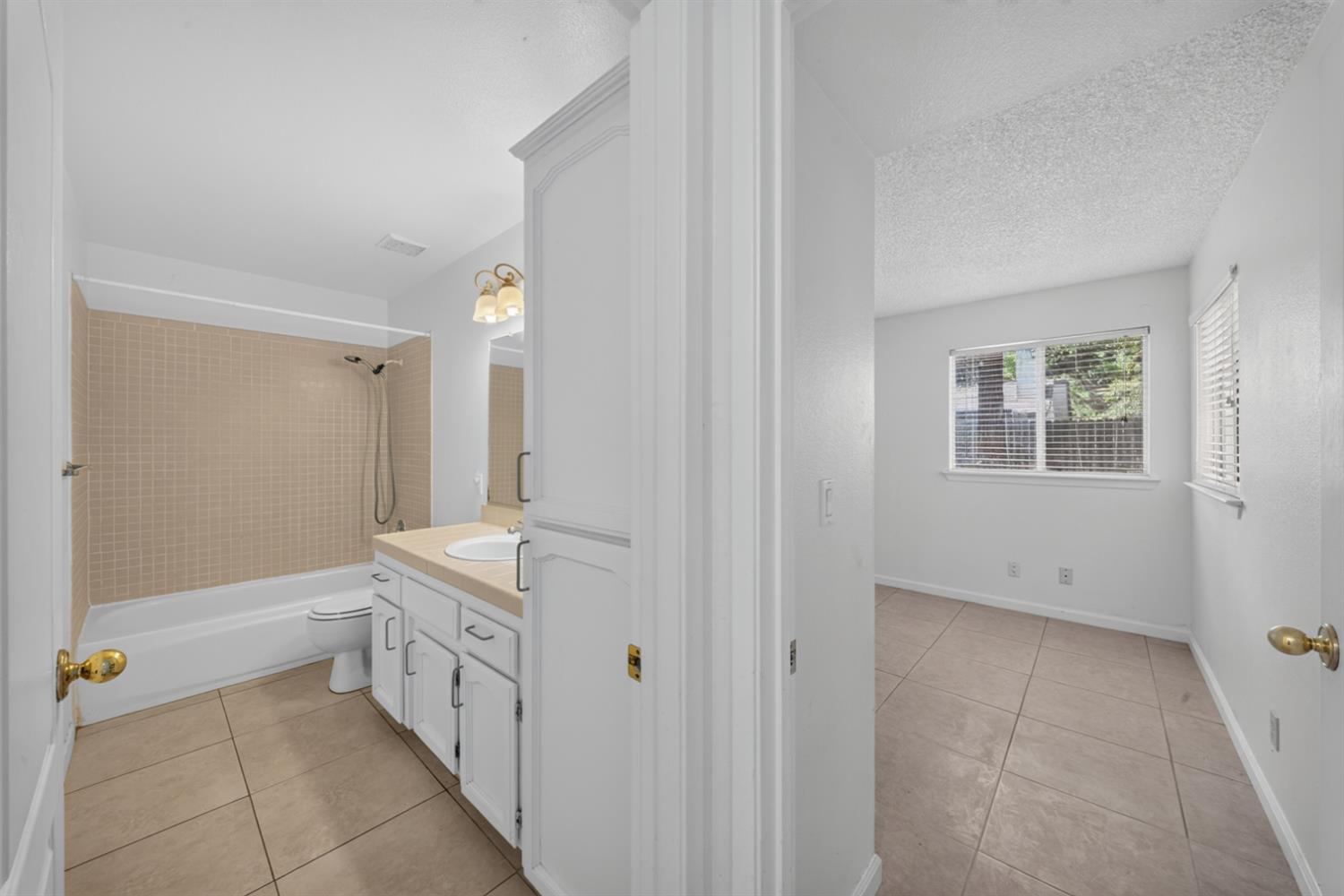 1813 E Shea Dr, Fresno, CA 93720