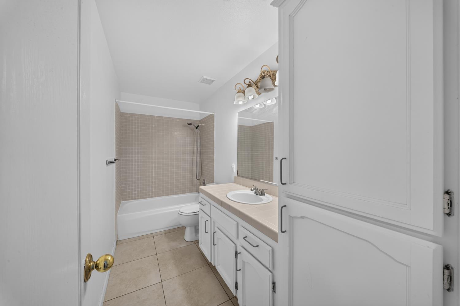 1813 E Shea Dr, Fresno, CA 93720