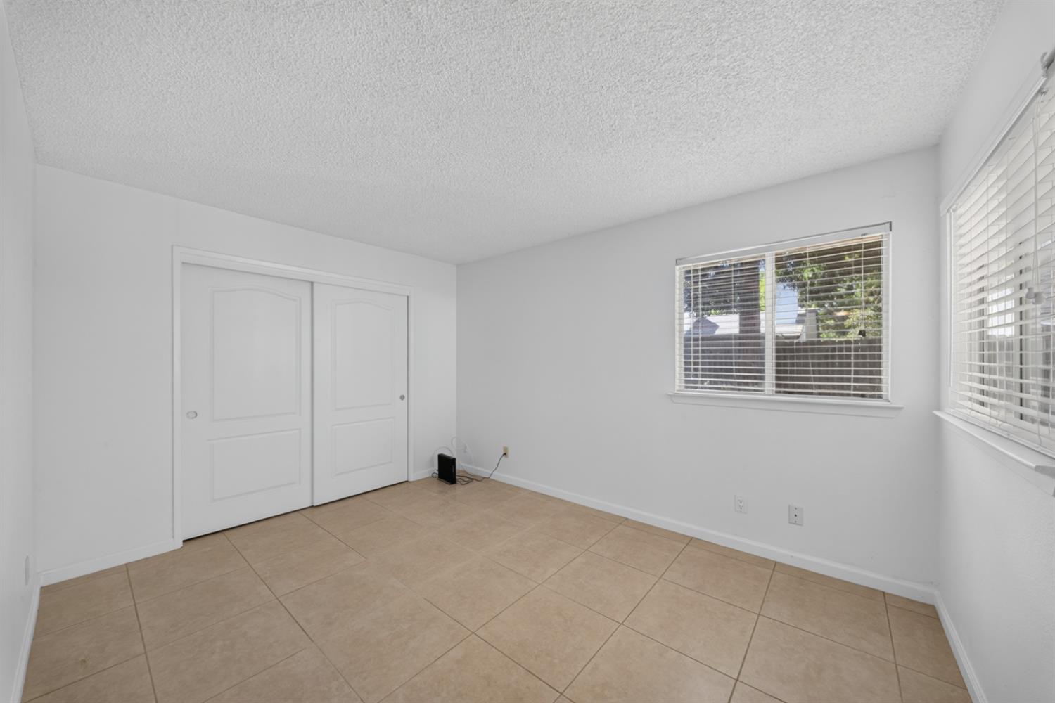 1813 E Shea Dr, Fresno, CA 93720