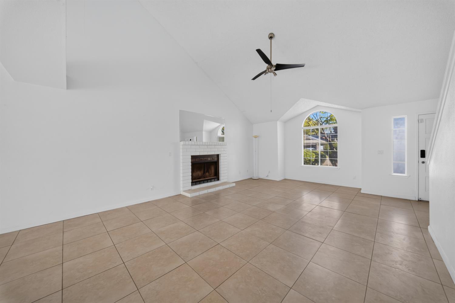 1813 E Shea Dr, Fresno, CA 93720