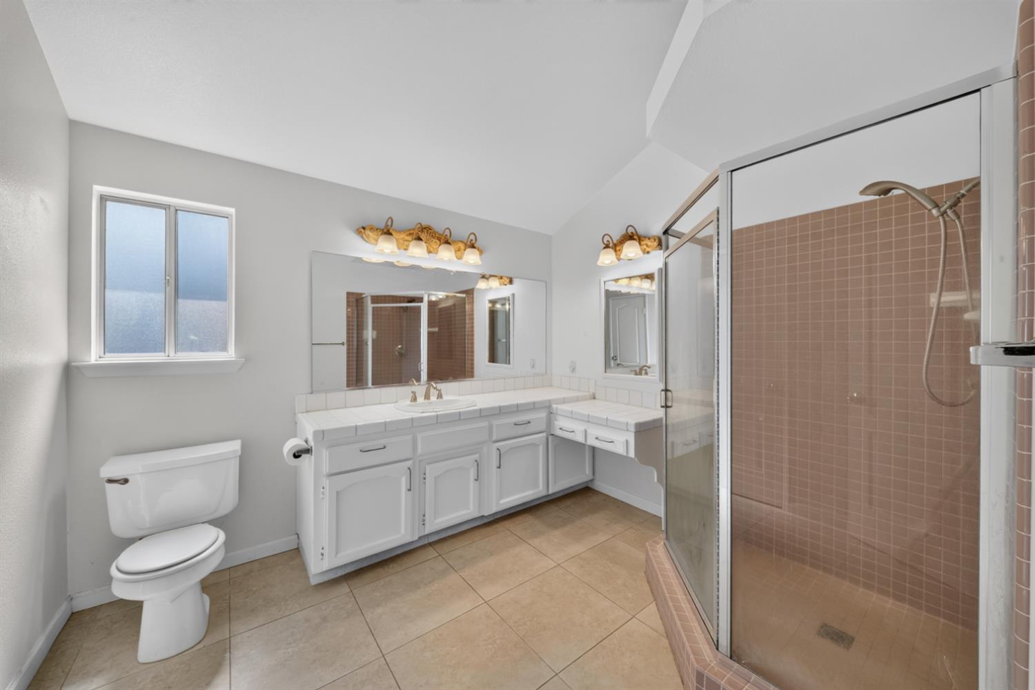 1813 E Shea Dr, Fresno, CA 93720