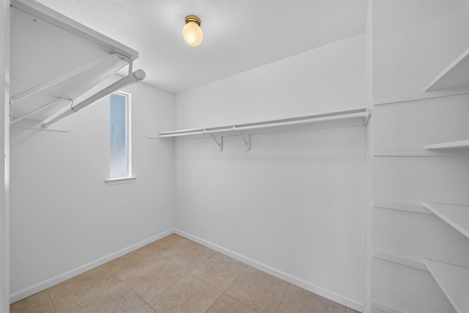 1813 E Shea Dr, Fresno, CA 93720