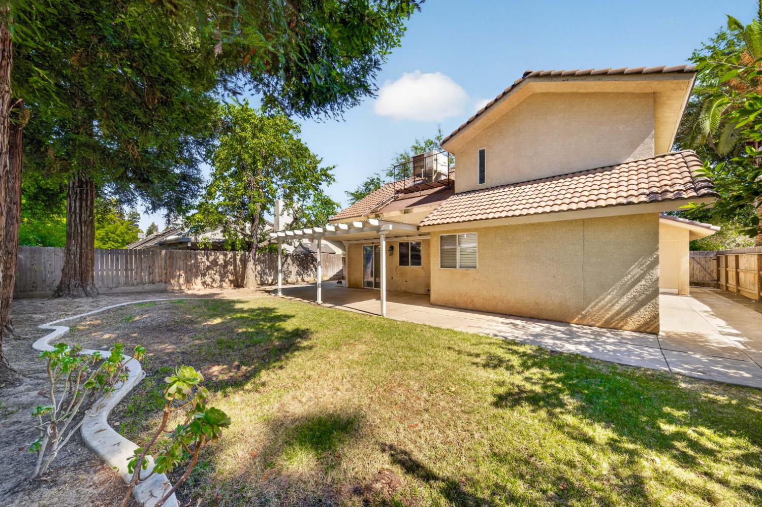 1813 E Shea Dr, Fresno, CA 93720