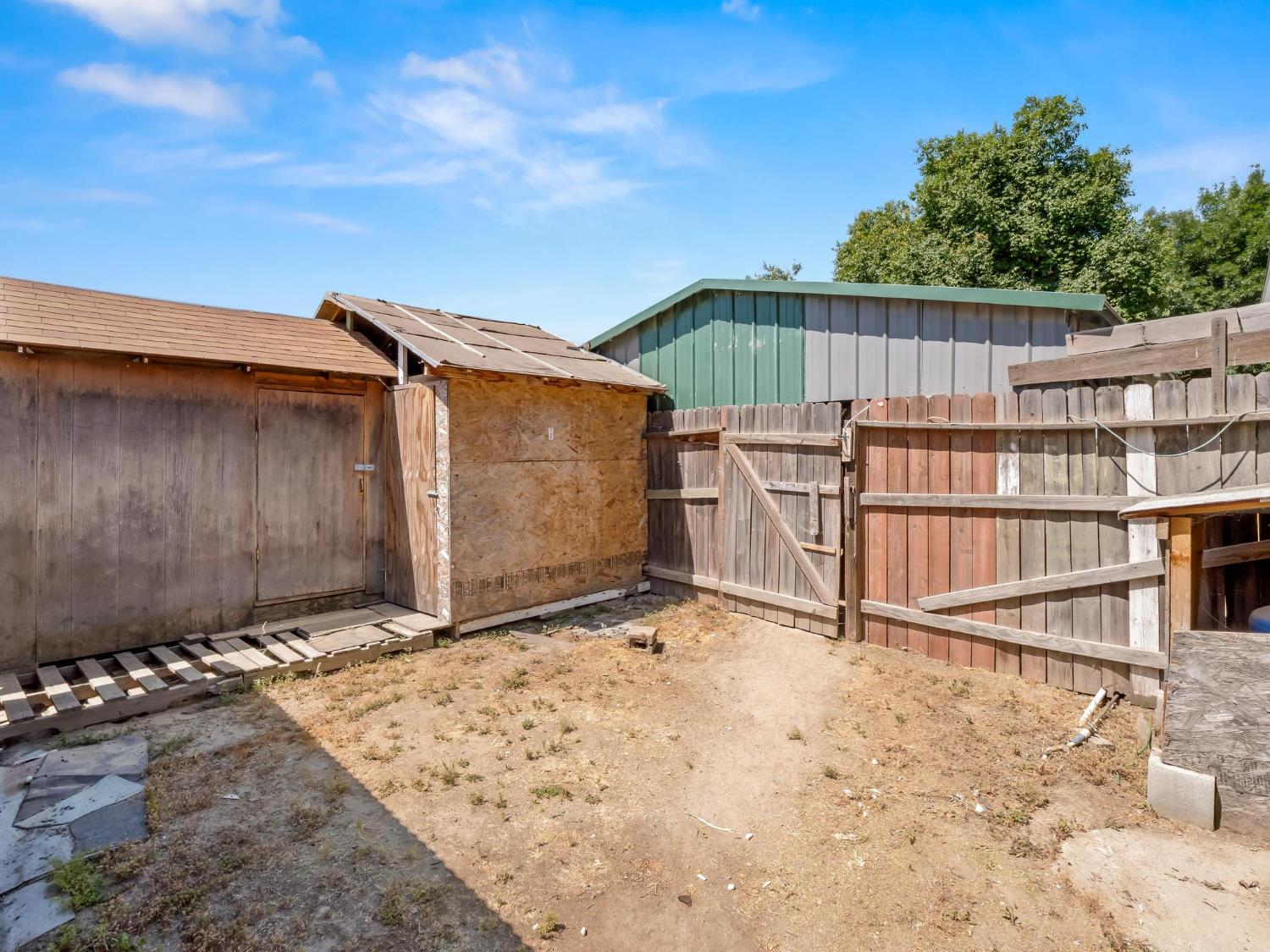 6072 S Maple Ave, Fresno, CA 93725