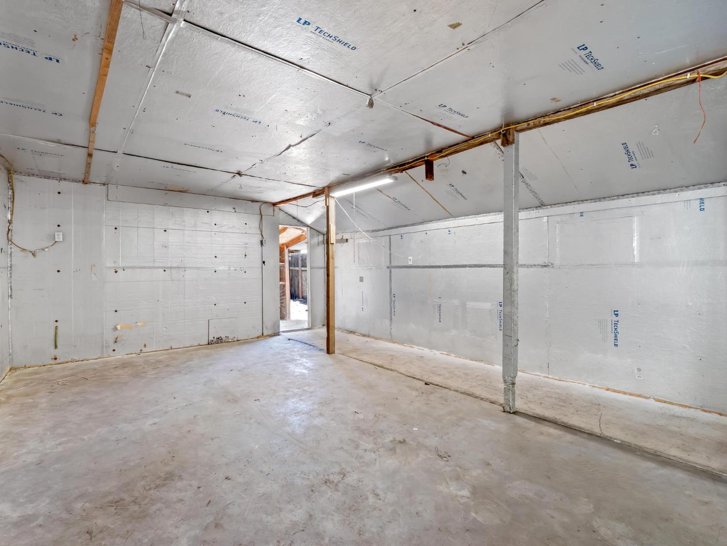6072 S Maple Ave, Fresno, CA 93725