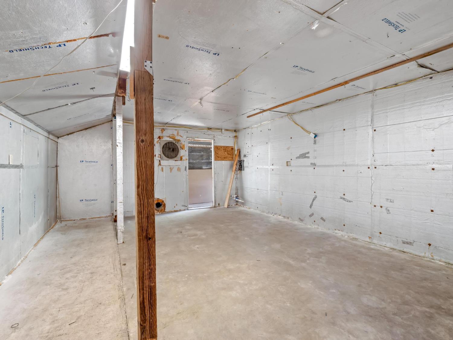 6072 S Maple Ave, Fresno, CA 93725
