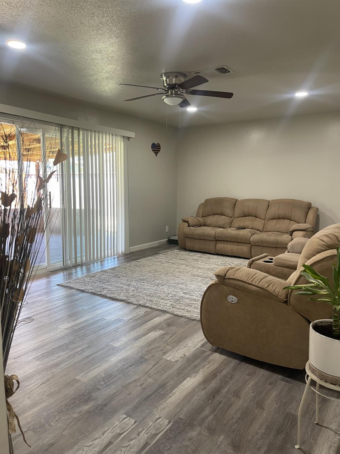 35 Linda Ln, Lemoore, CA 93245