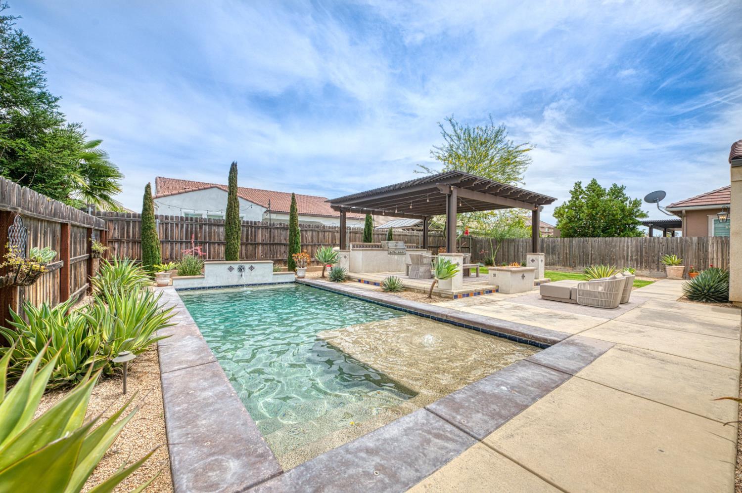 1439 N Maine Ave, Clovis, CA 93619