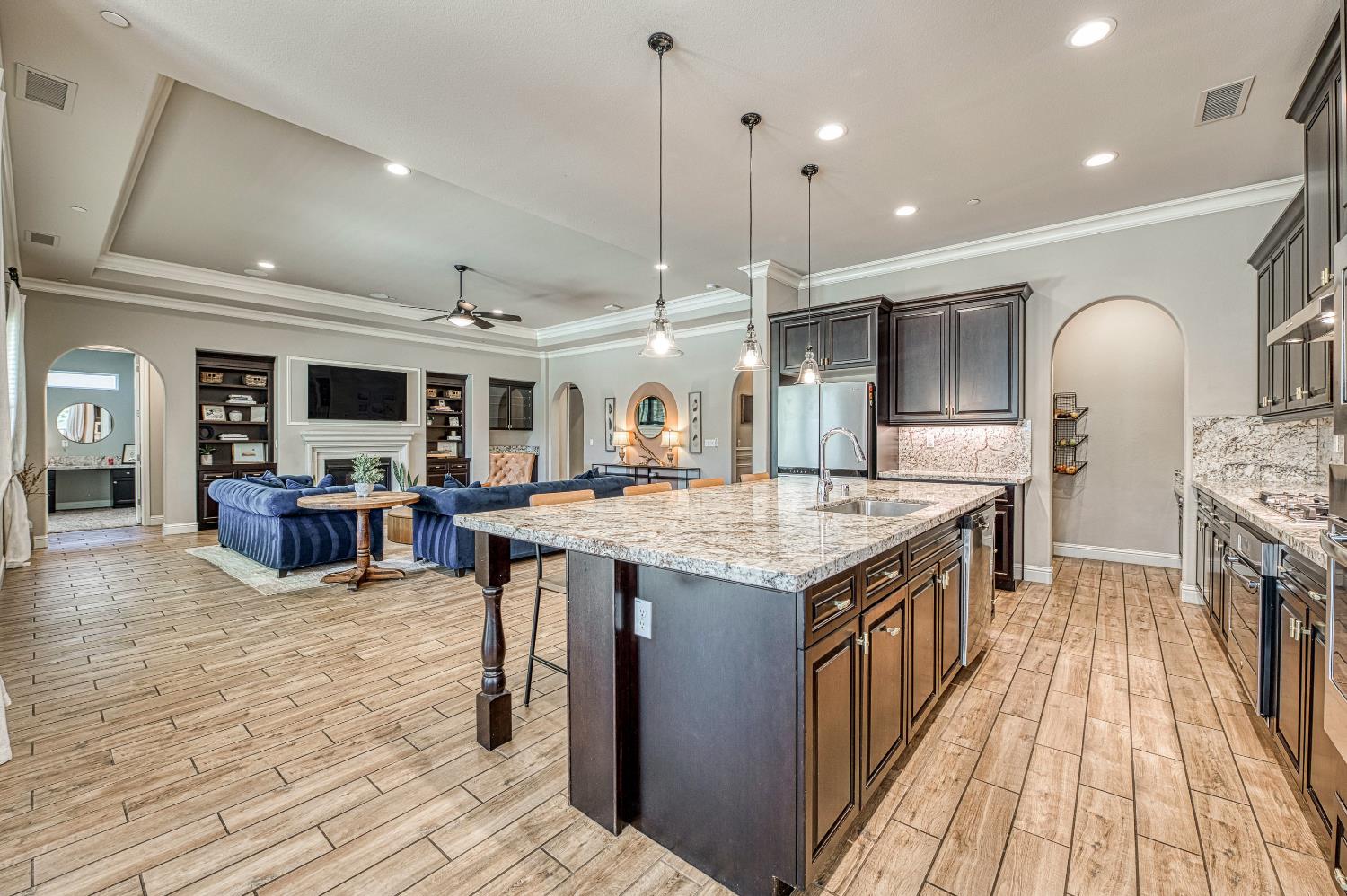 1439 N Maine Ave, Clovis, CA 93619