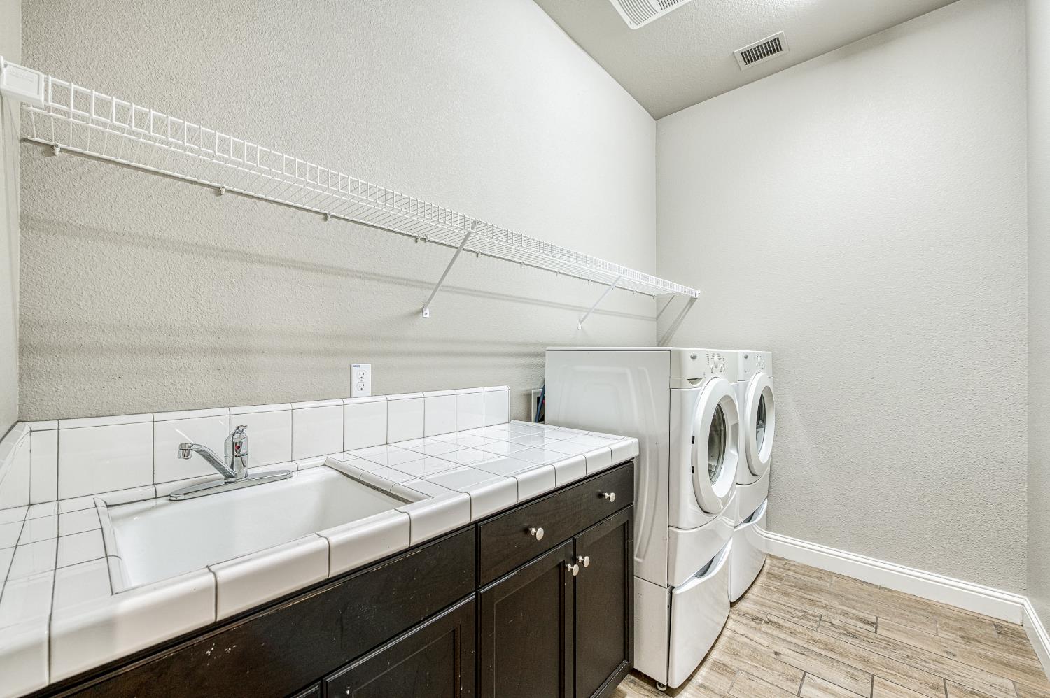 1439 N Maine Ave, Clovis, CA 93619