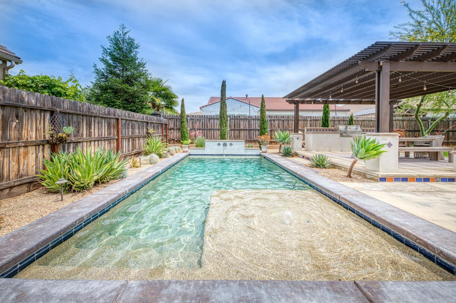 1439 N Maine Ave, Clovis, CA 93619