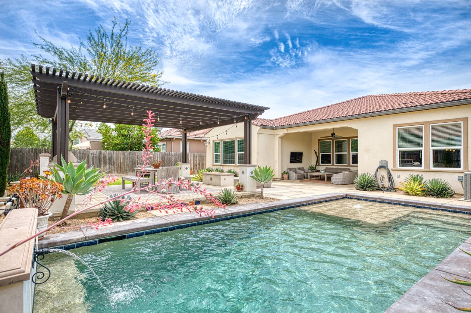 1439 N Maine Ave, Clovis, CA 93619