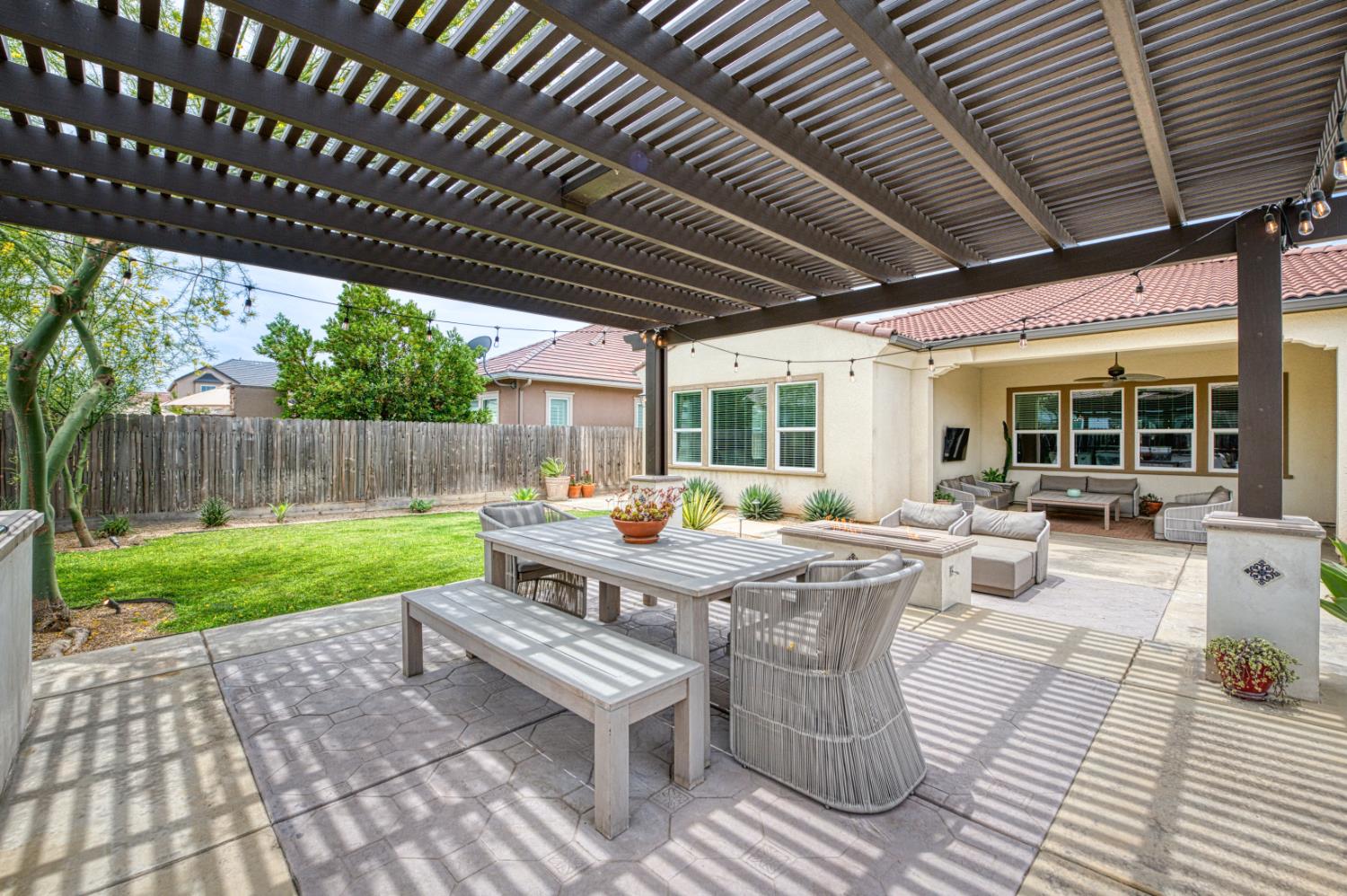 1439 N Maine Ave, Clovis, CA 93619