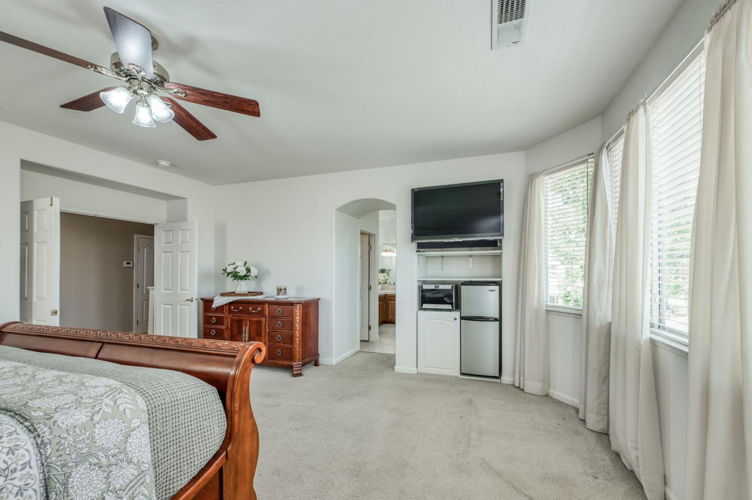 2612 E Shea Dr, Fresno, CA 93720