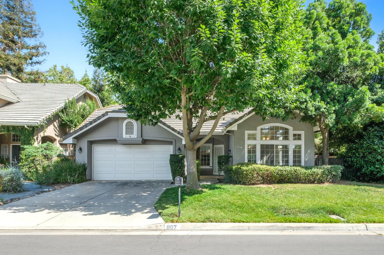 807 E Brighton Ln, Fresno, CA 93720