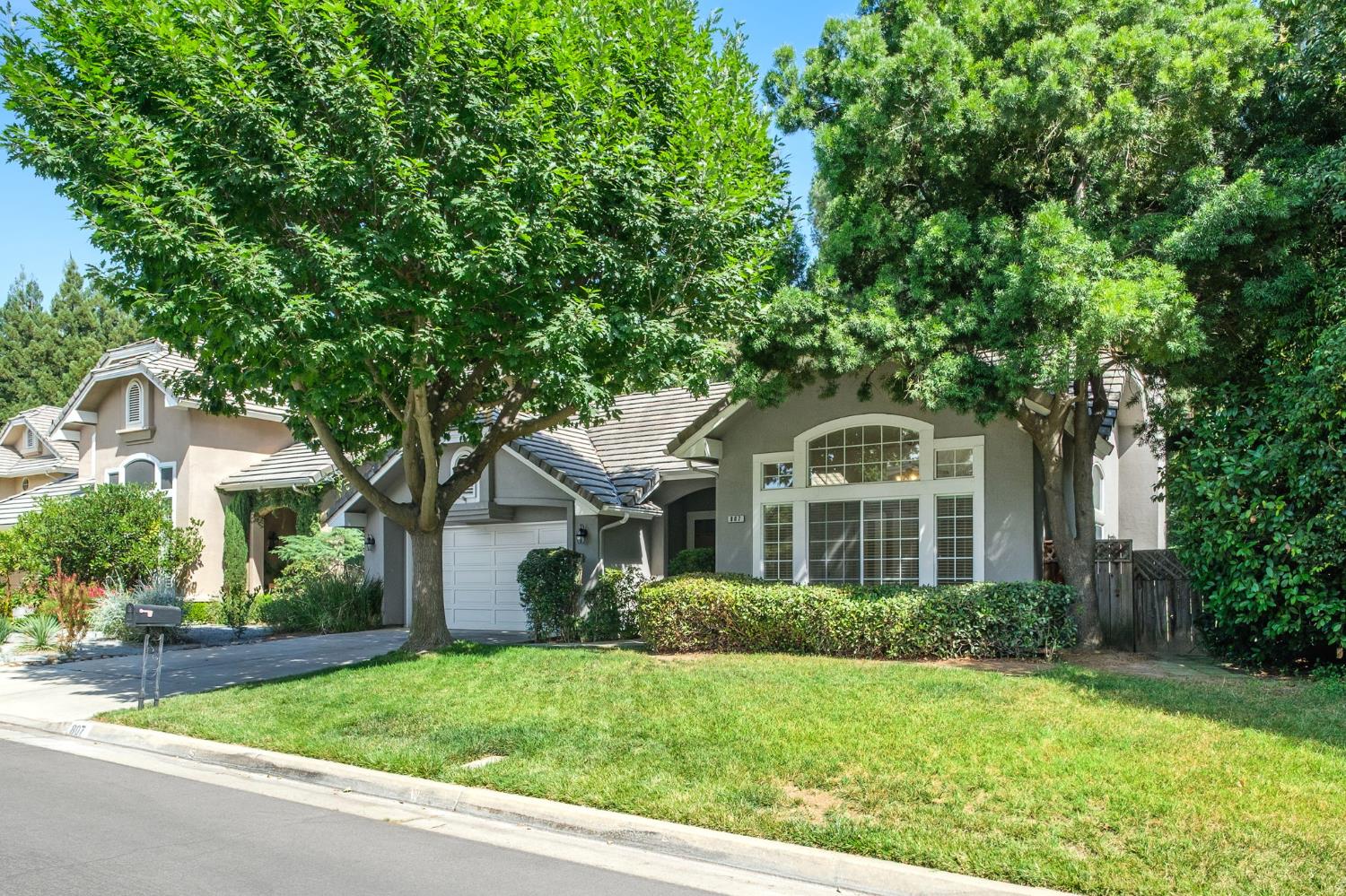 807 E Brighton Ln, Fresno, CA 93720