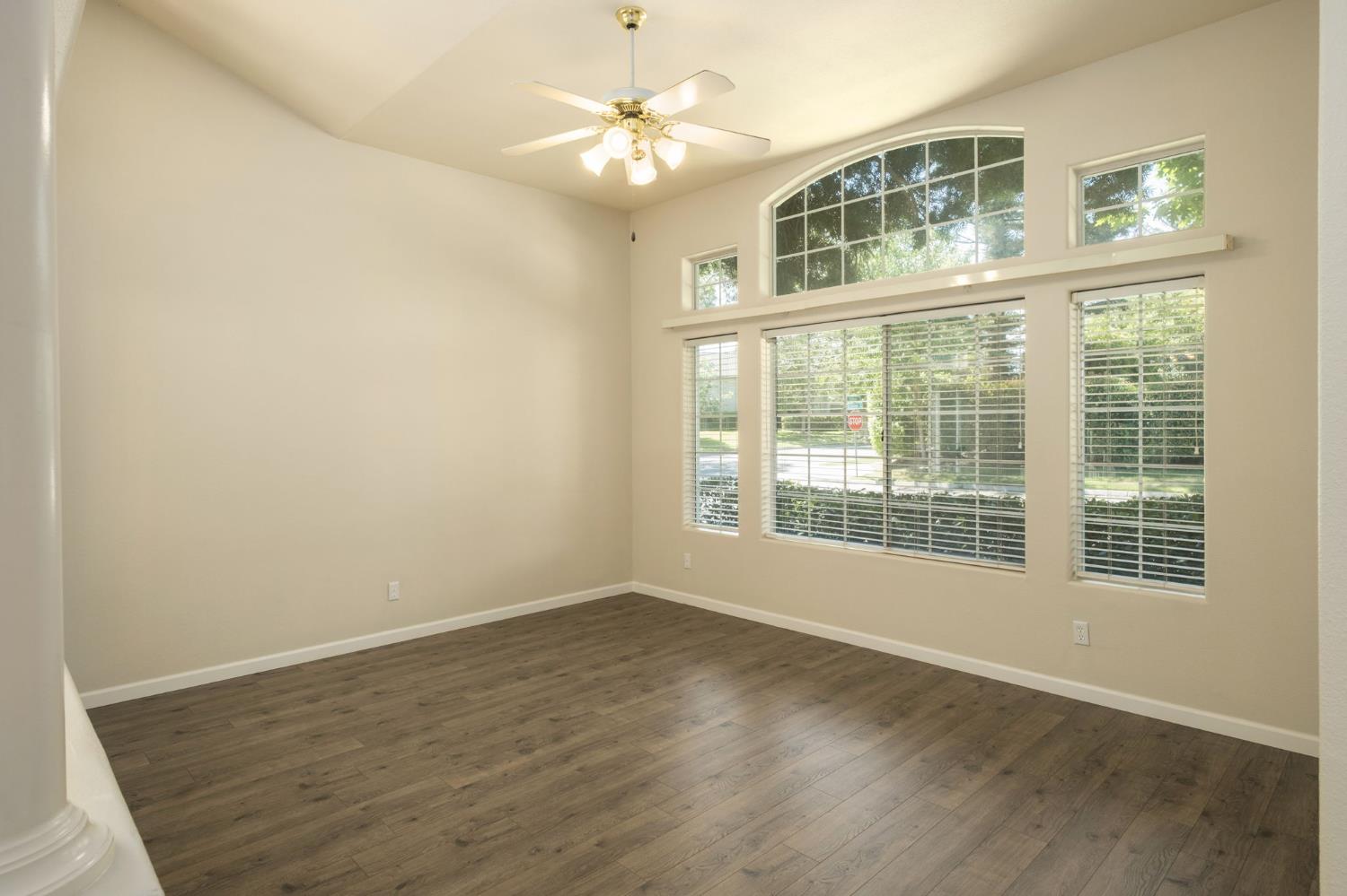 807 E Brighton Ln, Fresno, CA 93720