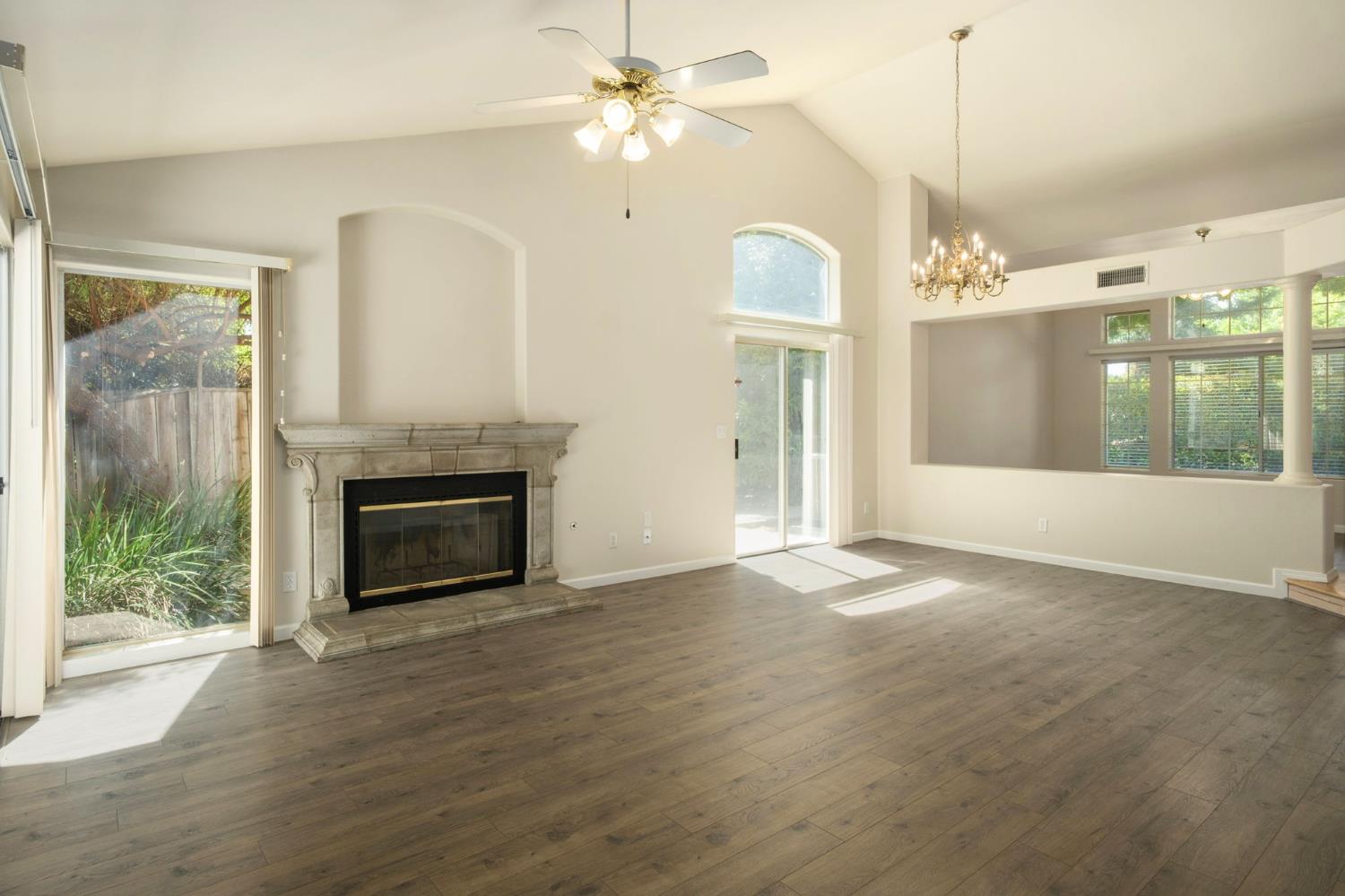 807 E Brighton Ln, Fresno, CA 93720