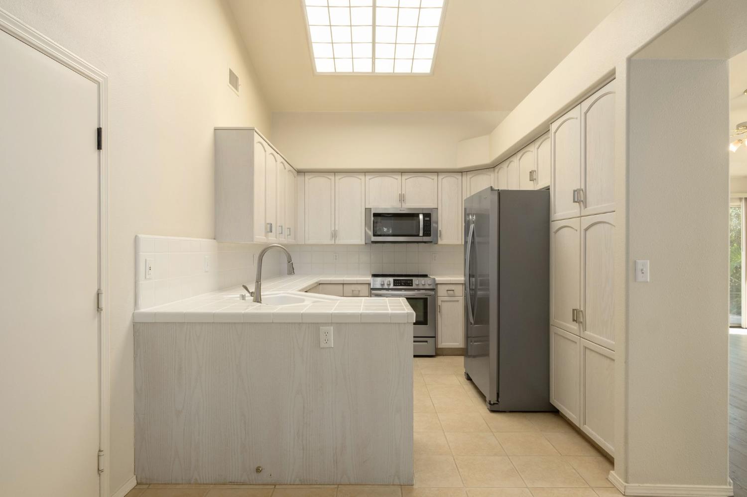 807 E Brighton Ln, Fresno, CA 93720