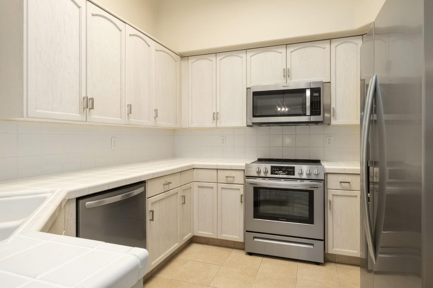 807 E Brighton Ln, Fresno, CA 93720