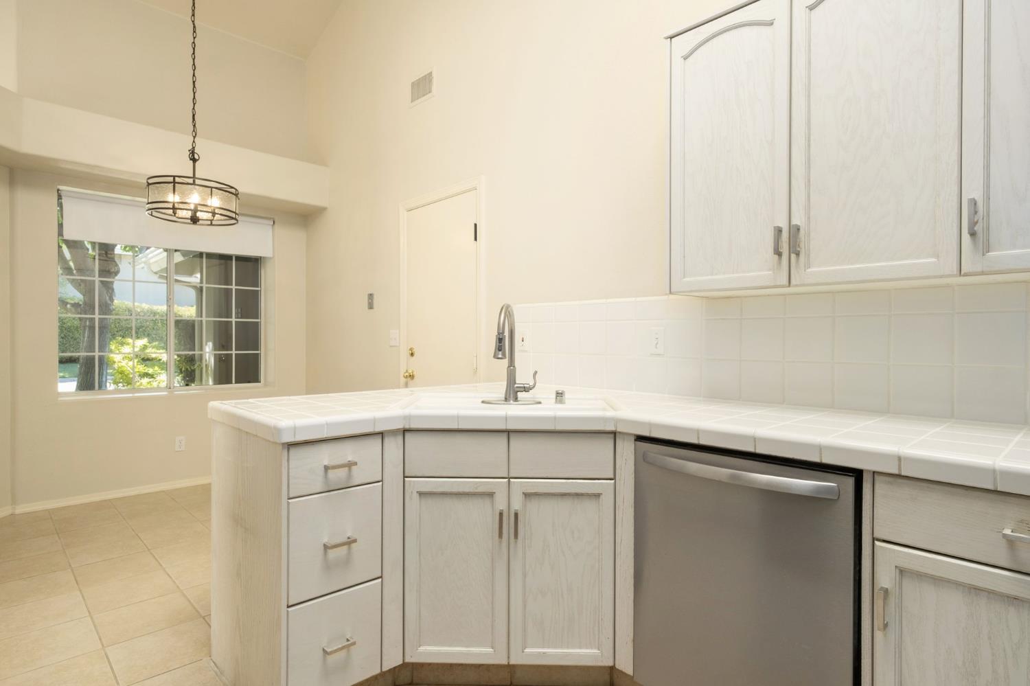 807 E Brighton Ln, Fresno, CA 93720