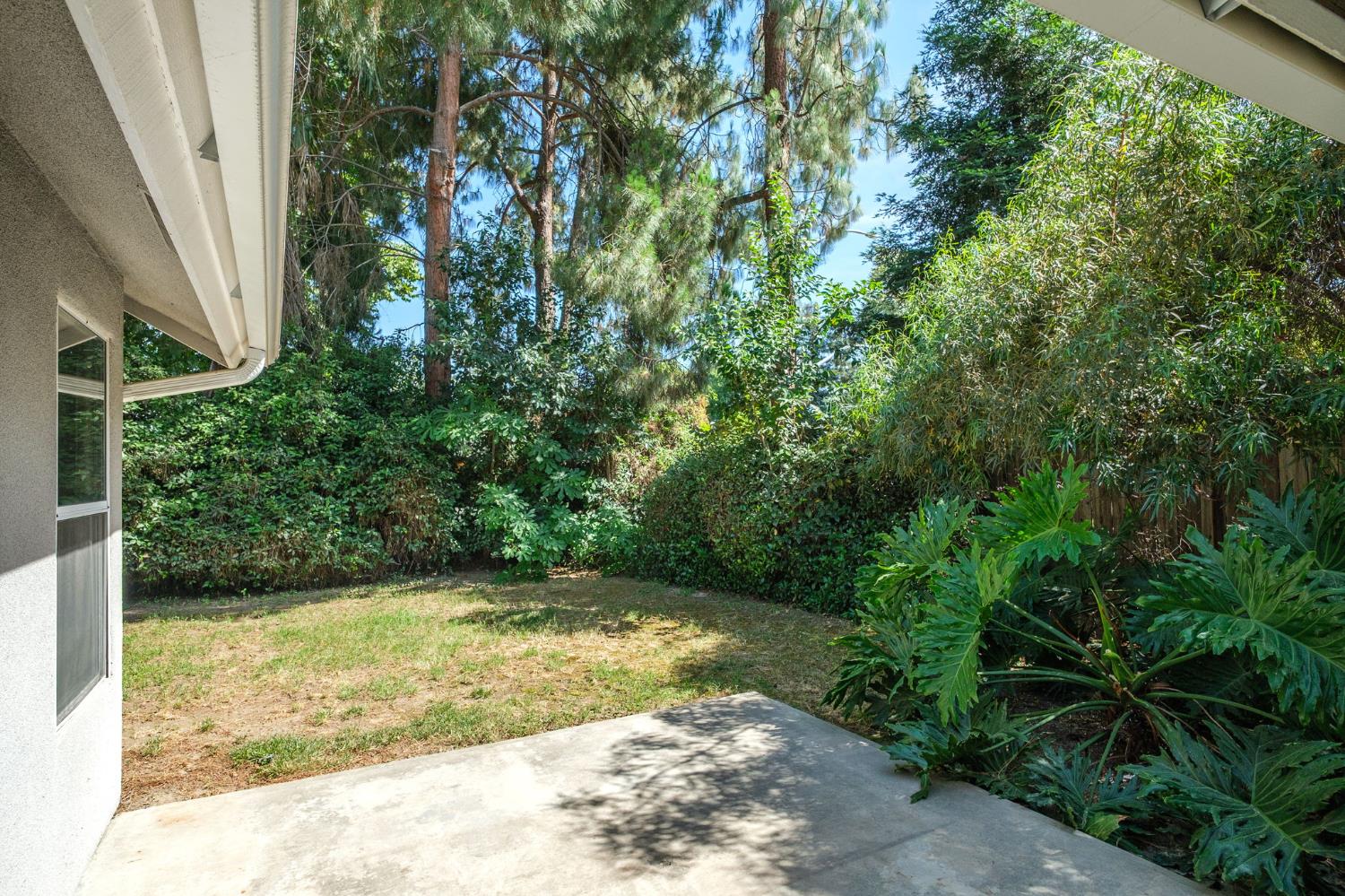 807 E Brighton Ln, Fresno, CA 93720