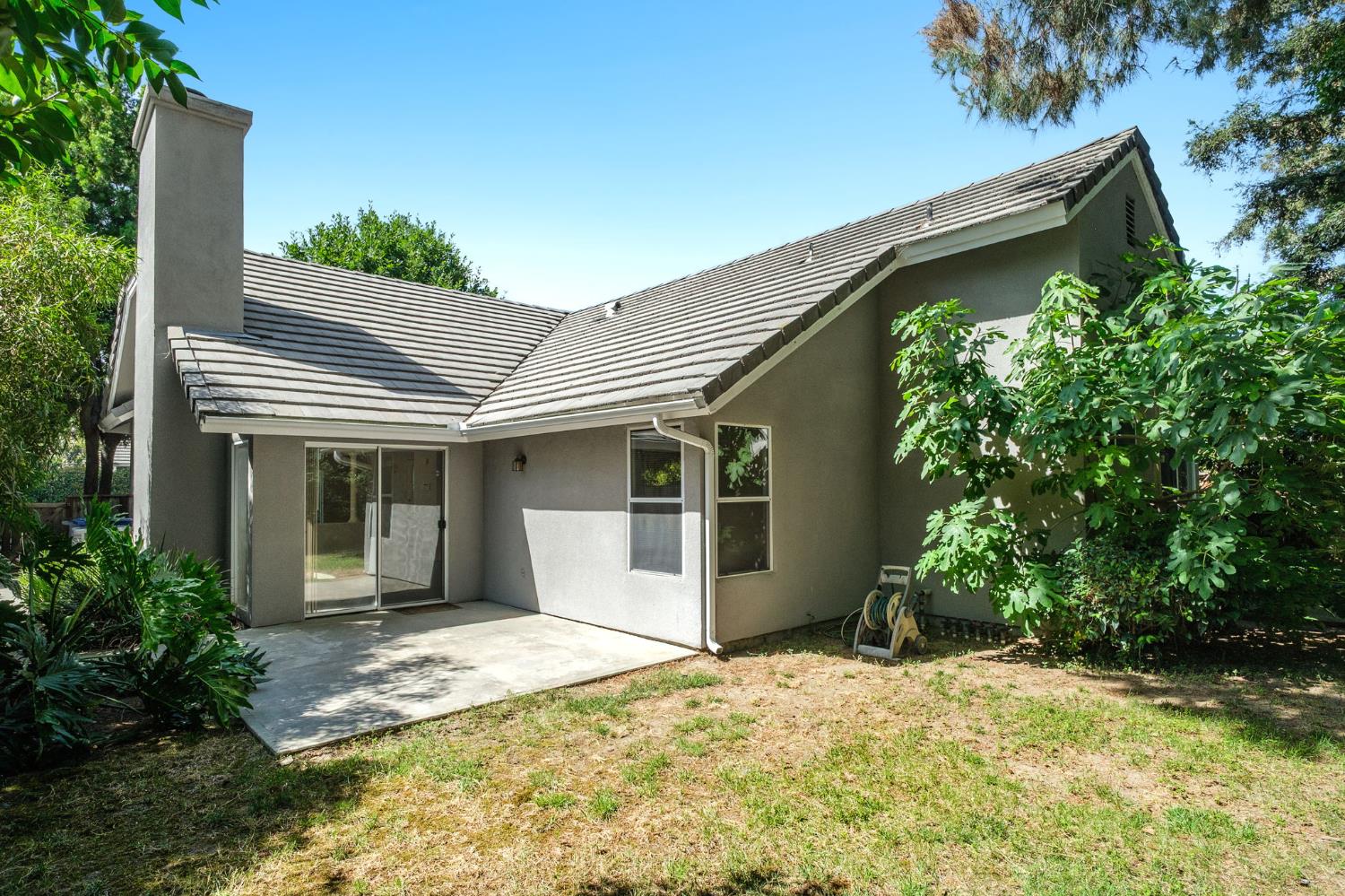 807 E Brighton Ln, Fresno, CA 93720