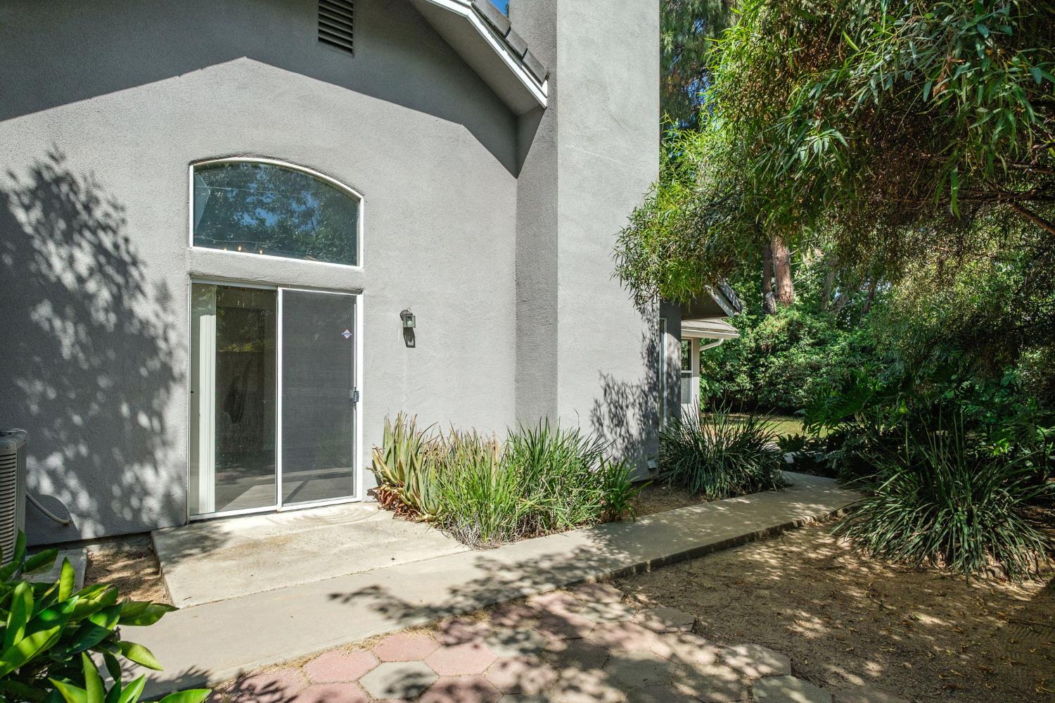 807 E Brighton Ln, Fresno, CA 93720