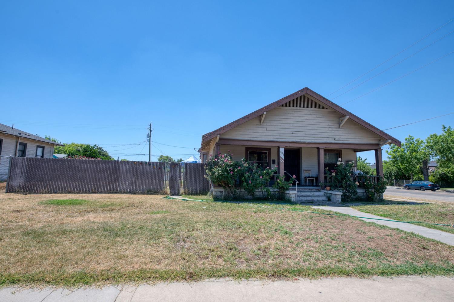 501 N St, Sanger, CA 93657