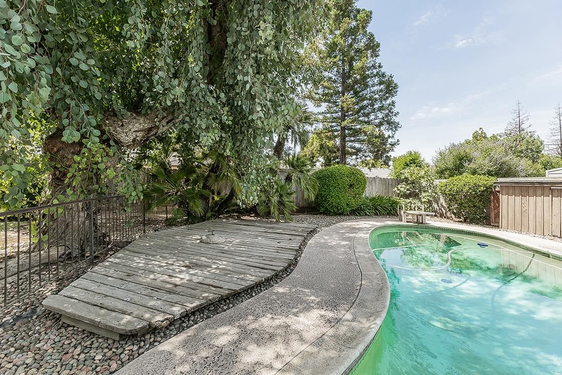 1553 W Palo Alto Ave, Fresno, CA 93711