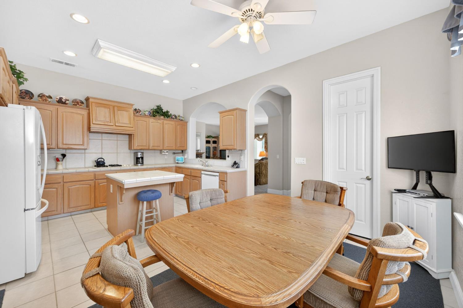 2330 Deauville Cir, Clovis, CA 93619