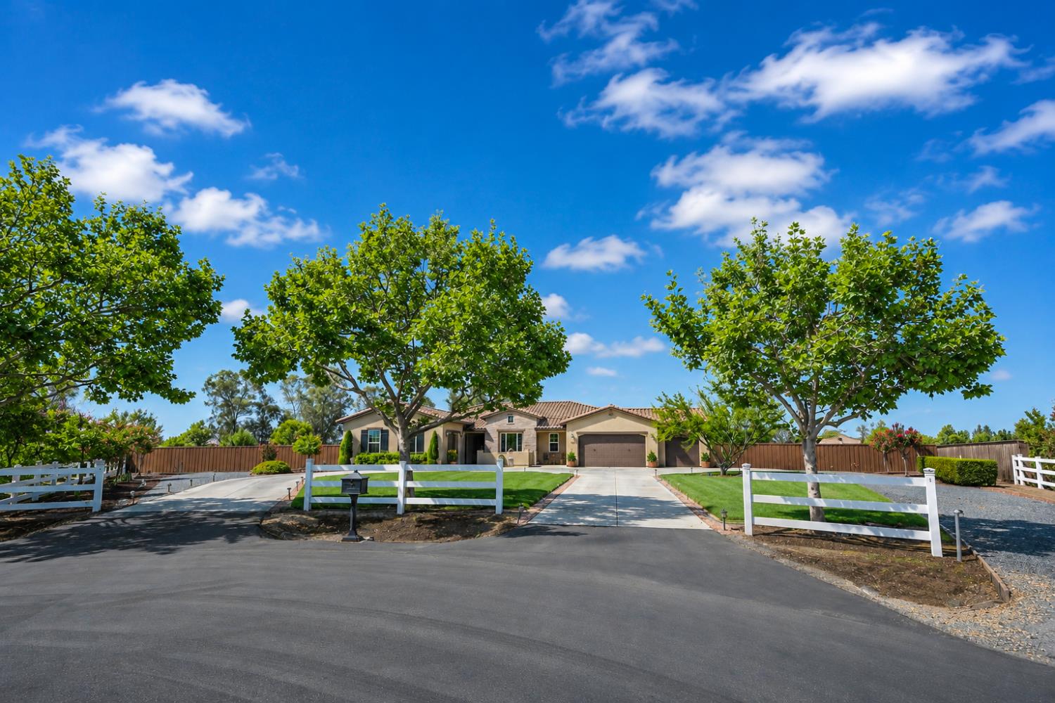 3741 N Mountain Hawk Ct, Sanger, CA 93657