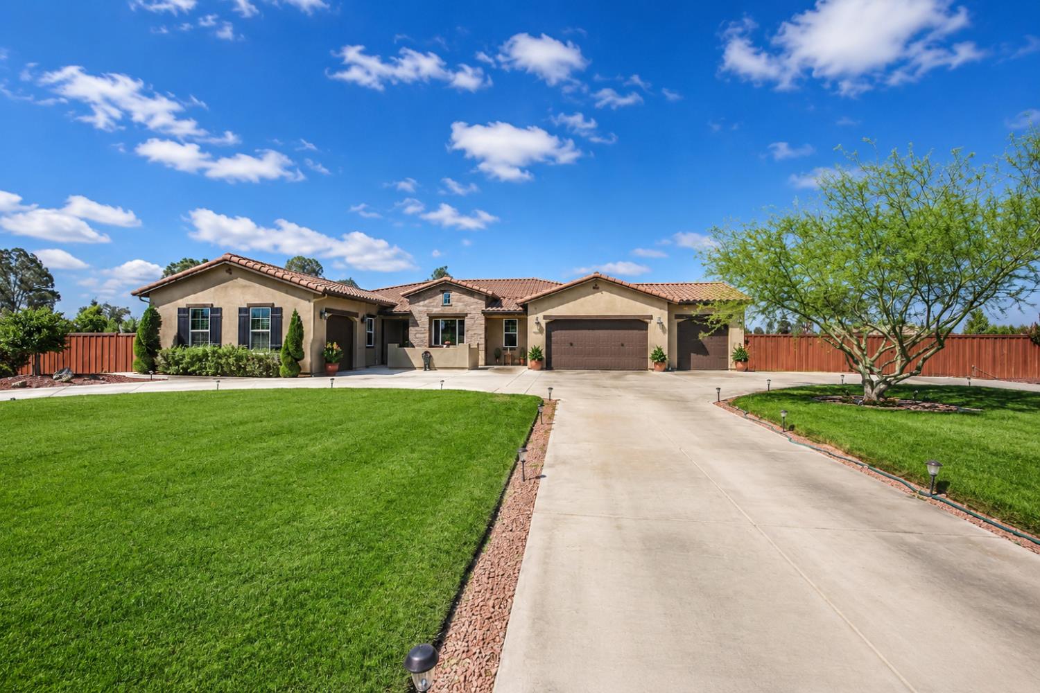 3741 N Mountain Hawk Ct, Sanger, CA 93657