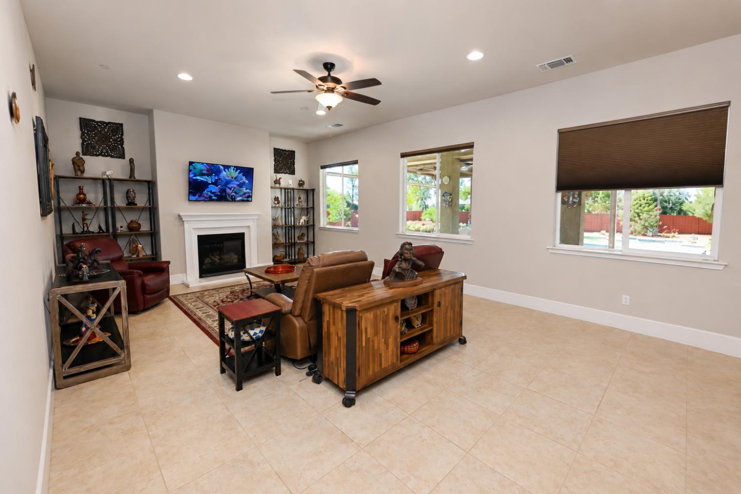 3741 N Mountain Hawk Ct, Sanger, CA 93657