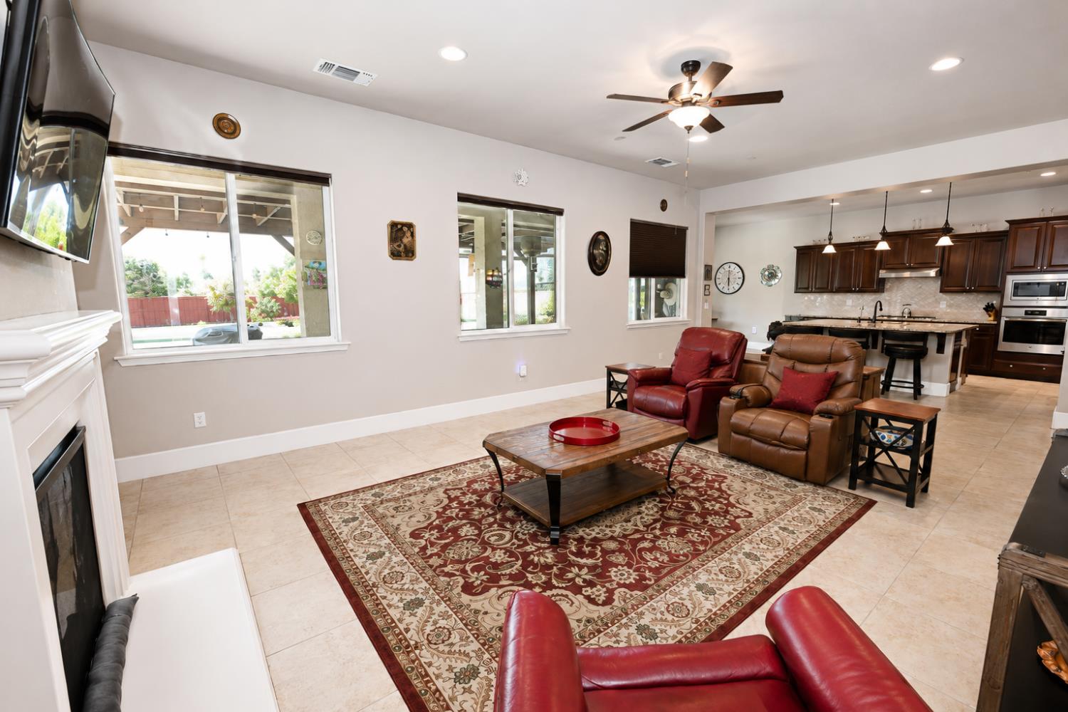 3741 N Mountain Hawk Ct, Sanger, CA 93657