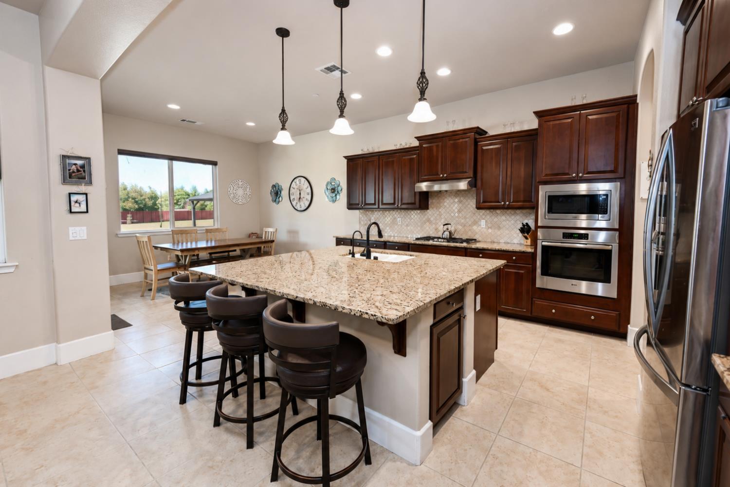 3741 N Mountain Hawk Ct, Sanger, CA 93657