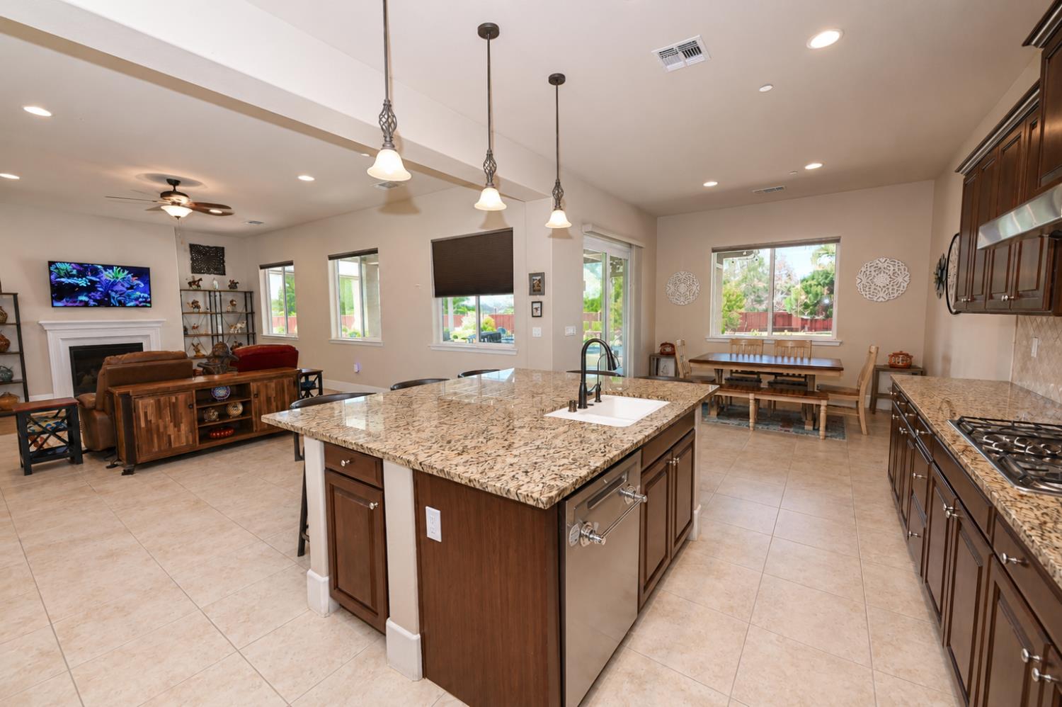 3741 N Mountain Hawk Ct, Sanger, CA 93657