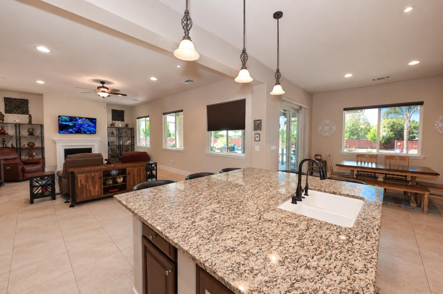 3741 N Mountain Hawk Ct, Sanger, CA 93657