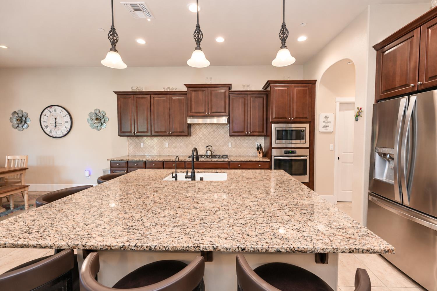 3741 N Mountain Hawk Ct, Sanger, CA 93657