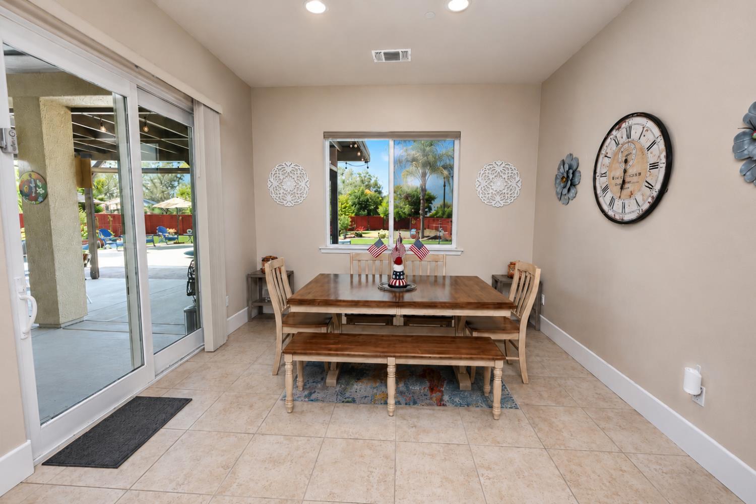 3741 N Mountain Hawk Ct, Sanger, CA 93657