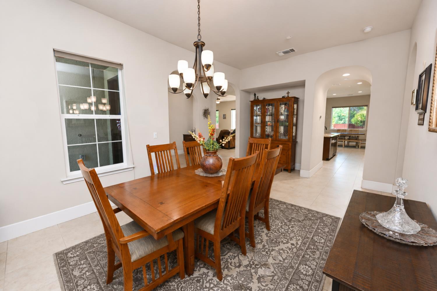 3741 N Mountain Hawk Ct, Sanger, CA 93657