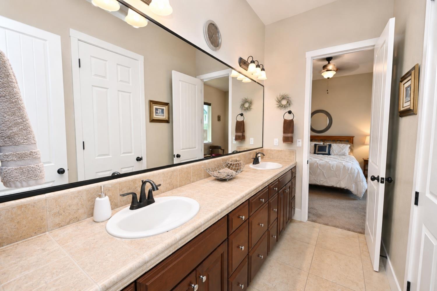 3741 N Mountain Hawk Ct, Sanger, CA 93657