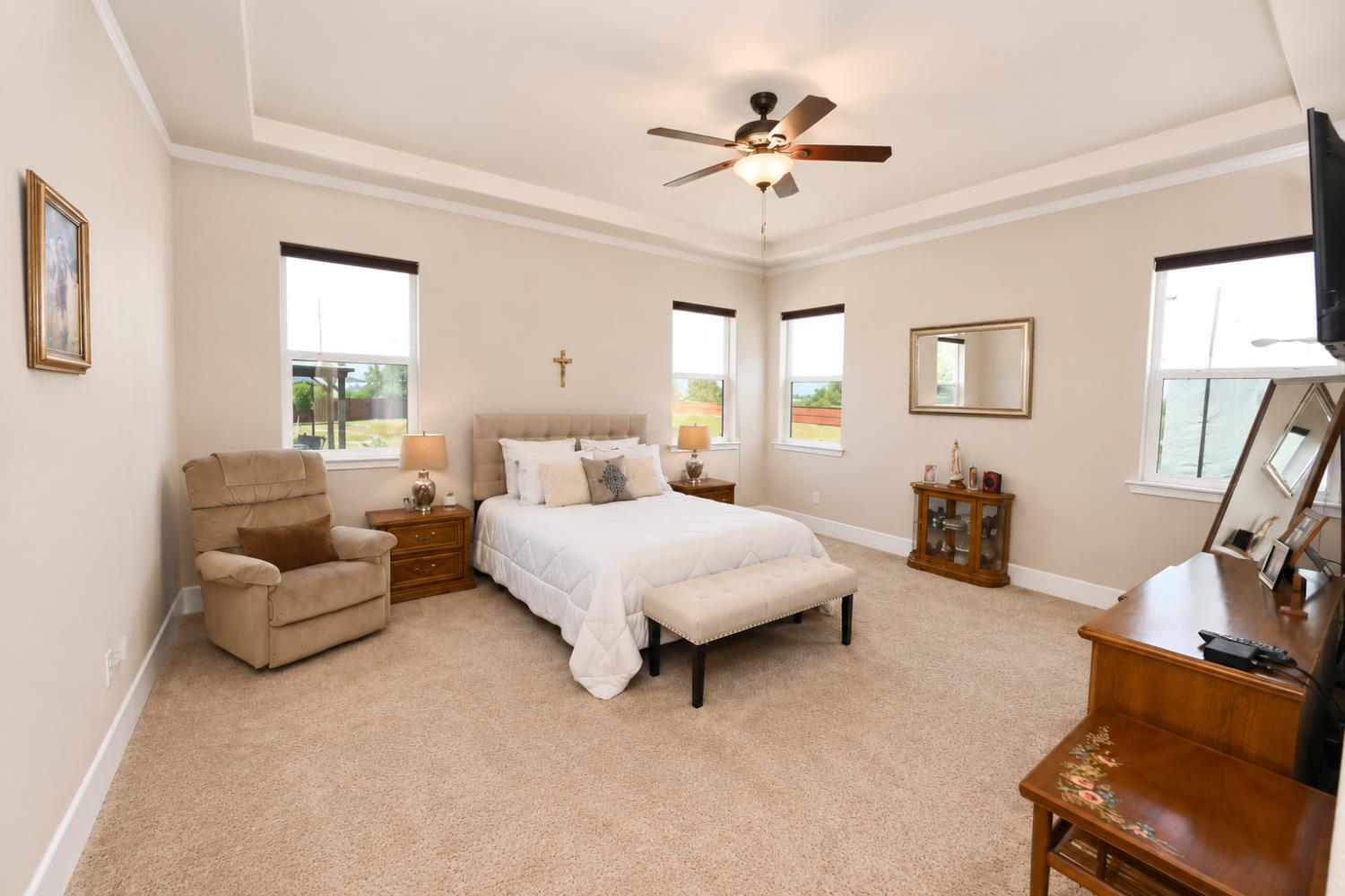 3741 N Mountain Hawk Ct, Sanger, CA 93657