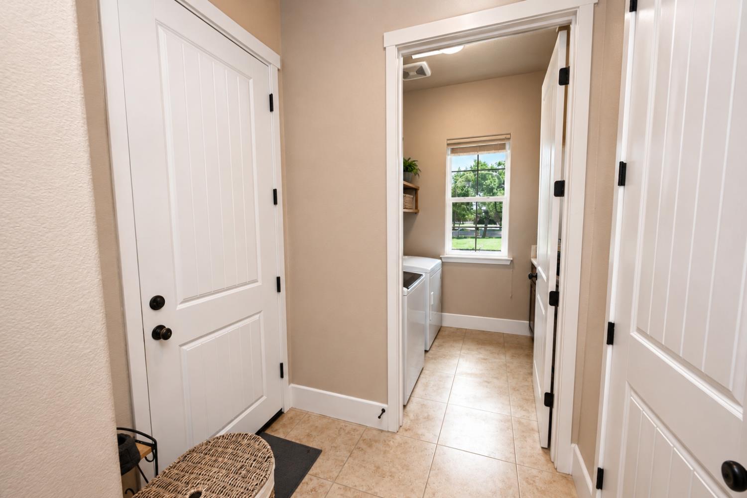 3741 N Mountain Hawk Ct, Sanger, CA 93657
