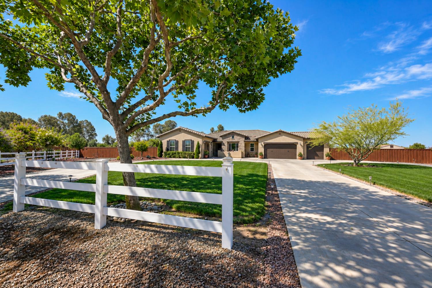 3741 N Mountain Hawk Ct, Sanger, CA 93657