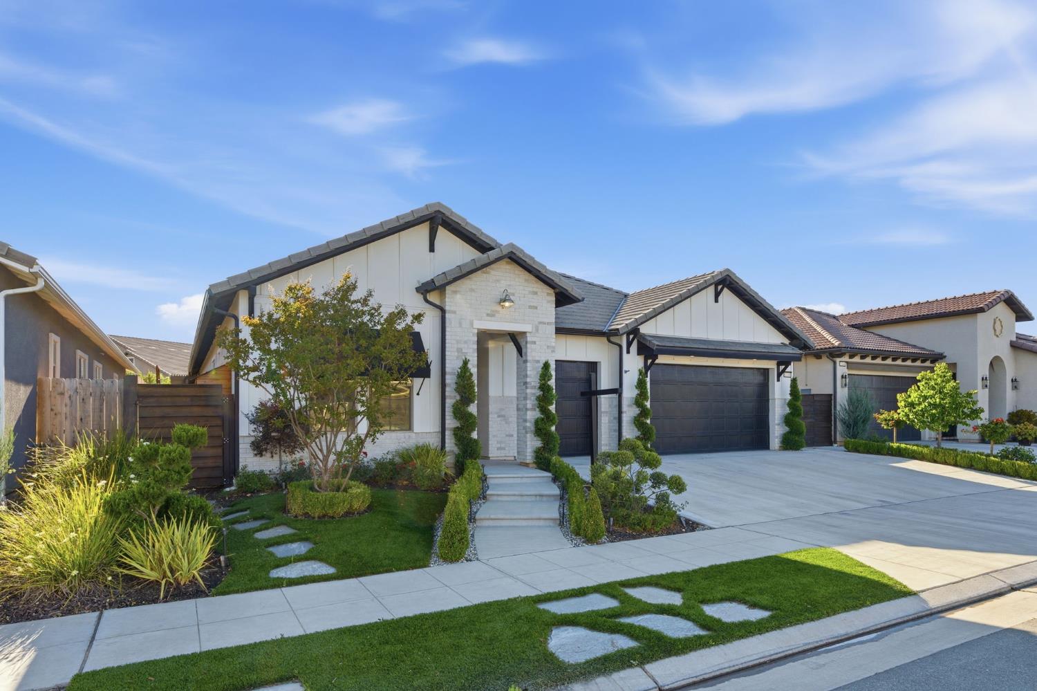 1758 N Carson Ave, Clovis, CA 93619