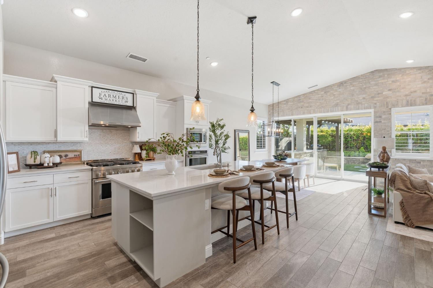 1758 N Carson Ave, Clovis, CA 93619