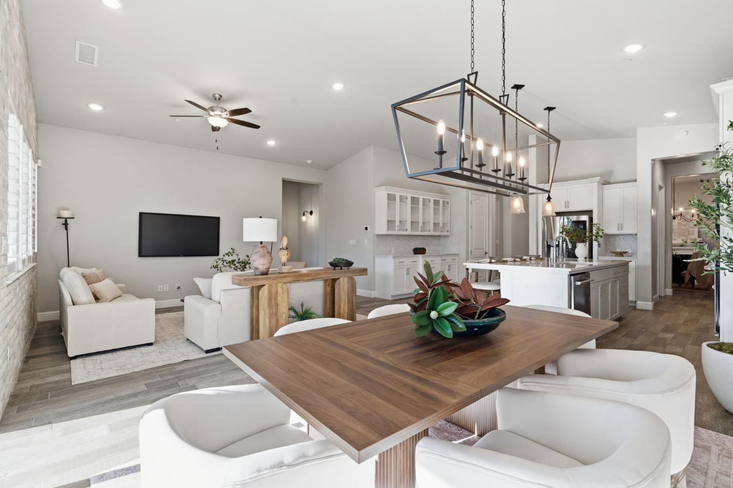 1758 N Carson Ave, Clovis, CA 93619