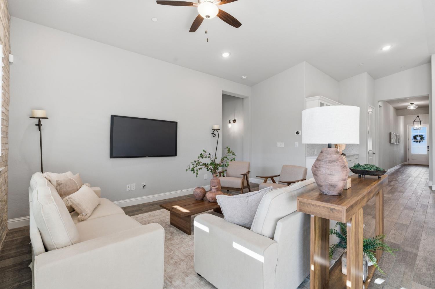 1758 N Carson Ave, Clovis, CA 93619